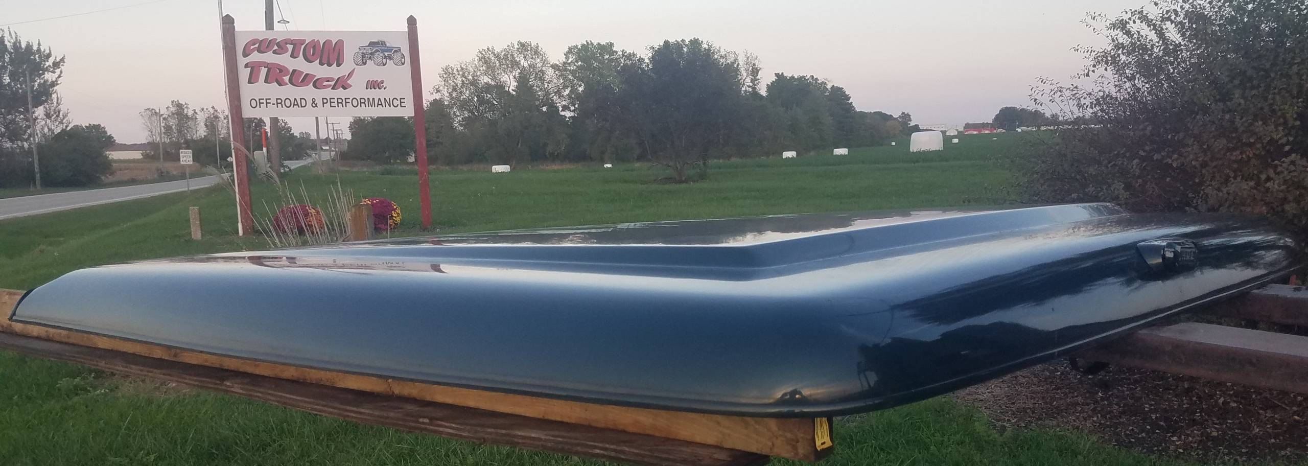 Used A.R.E. LSII Fiberglass Bed Cover- 01-03 Ford F-150 Super Crew 5.5' x-S/B (EZLDRK1G)
