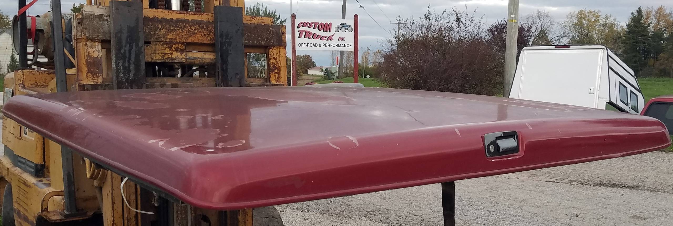Used Swiss 5' Fiberglass Patriot Truck Bed Cover Cap - 04-12 Chevy/GMC Colorado/Canyon CC (LDRK1E)