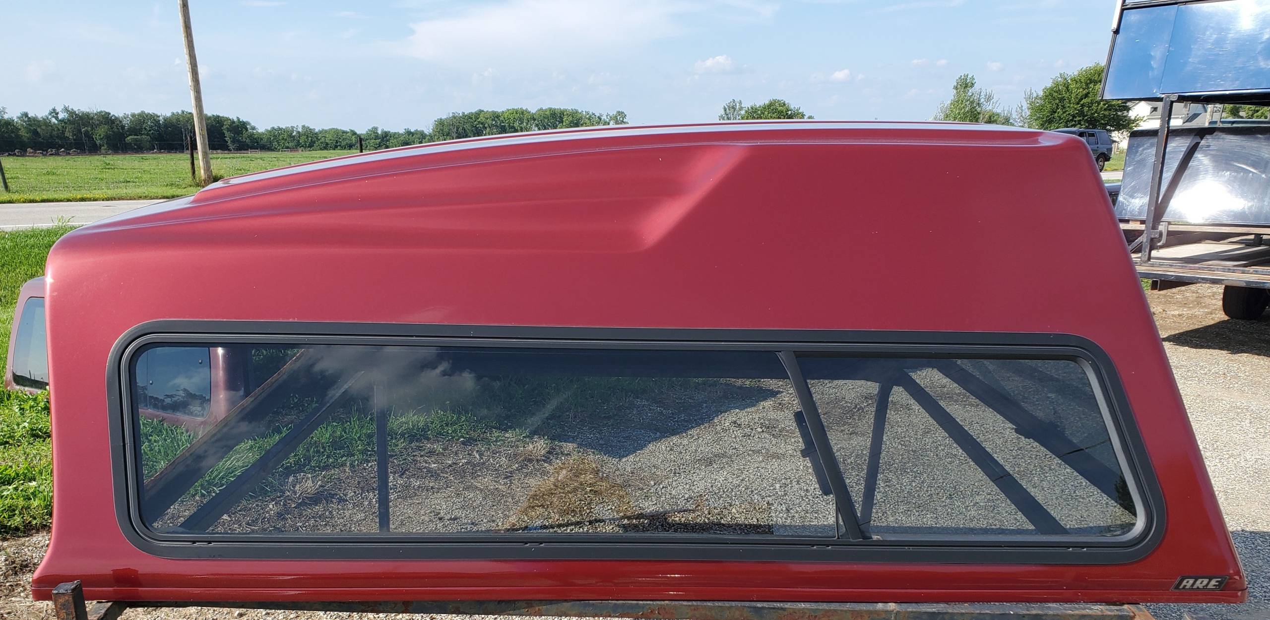 Used A.R.E. 6.5' TW Wedge Style Fiberglass Truck Cap- 97-03 Ford F-150 (EZ21B)