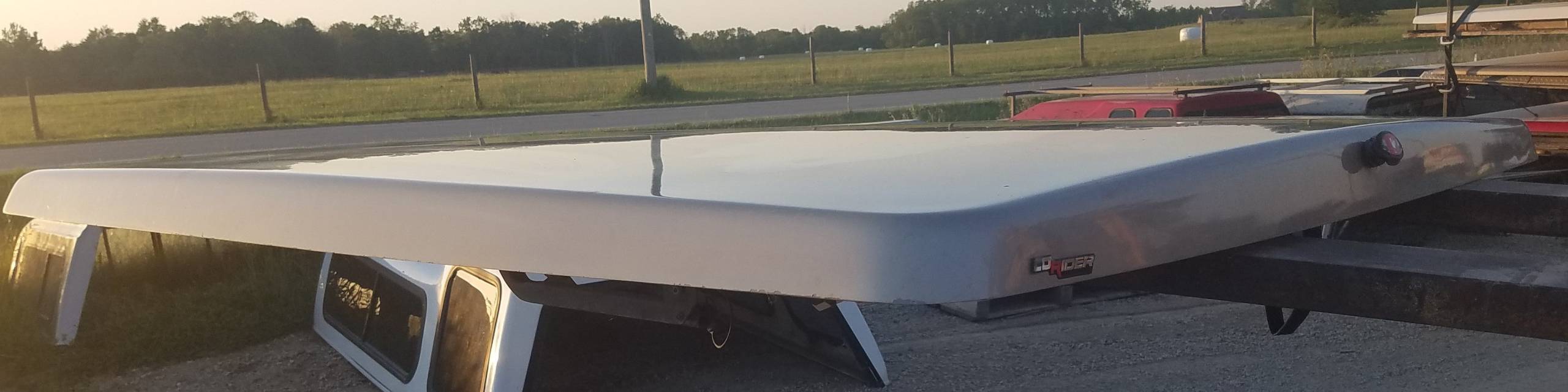 Used Raider 5.8' Lo Rider Flat Bed Cover Topper - 04-06 Chevy/GMC Crew x-short bed (EZLDRK3C)